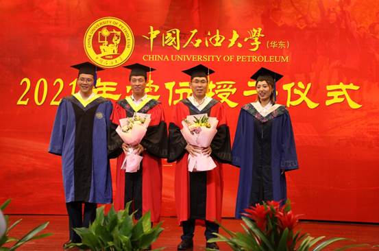 一群人站在台上

中度可信度描述已自动生成