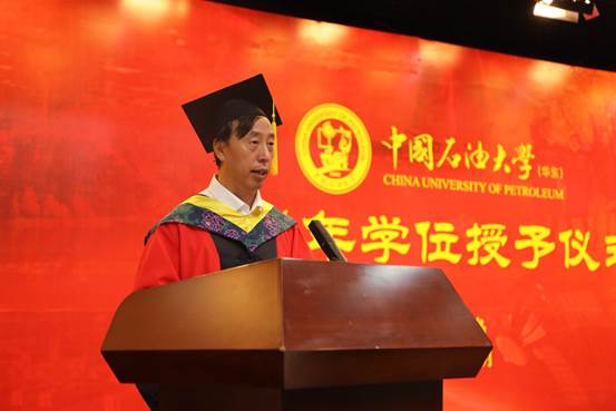 钢琴前的人

中度可信度描述已自动生成