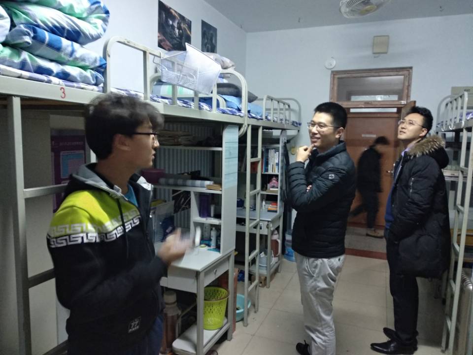 党委副书记徐永涛与学生亲切交谈 董雪梅摄影